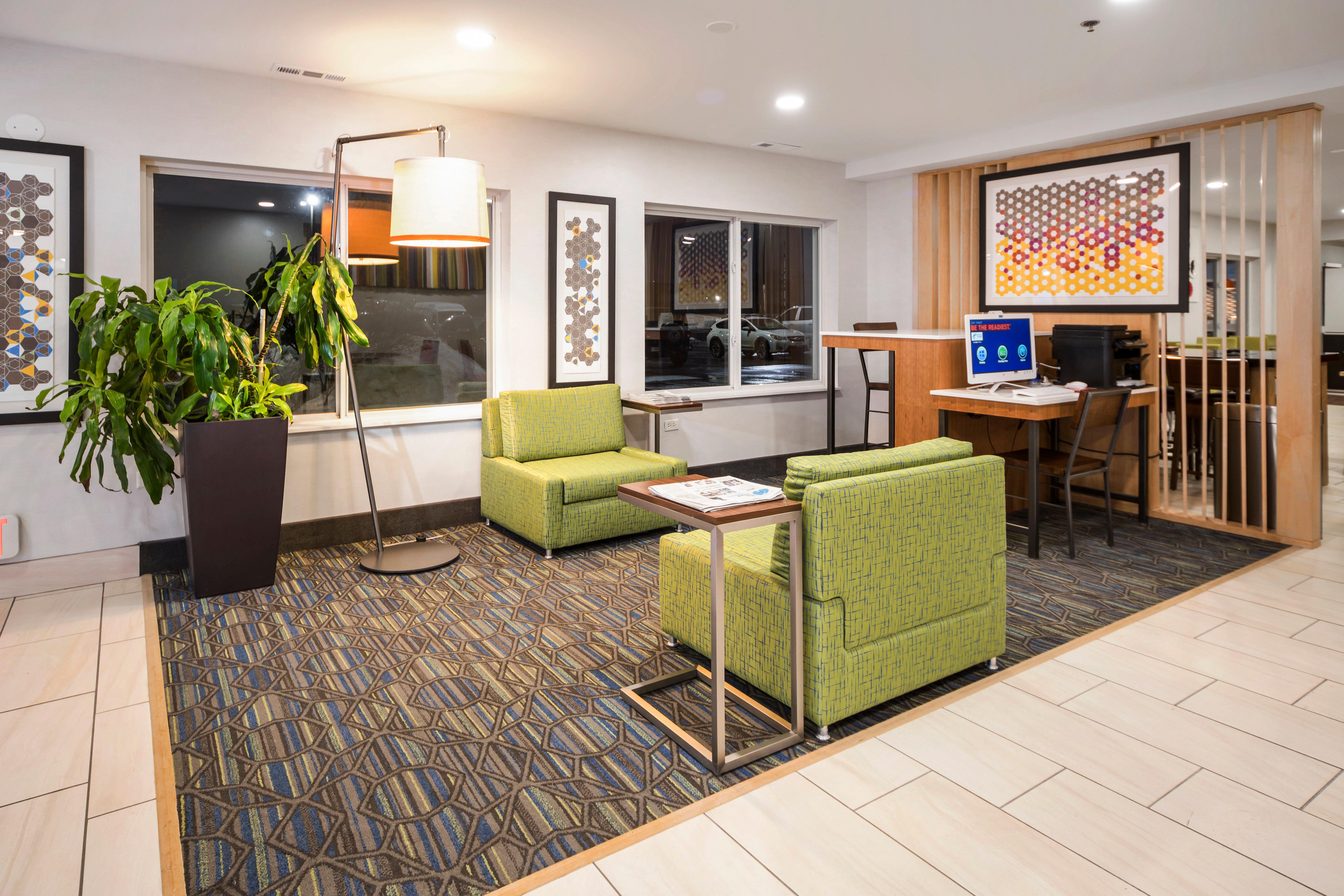 Holiday Inn Express Chicago Northwest-Vernon Hills By Ihg Exterior photo