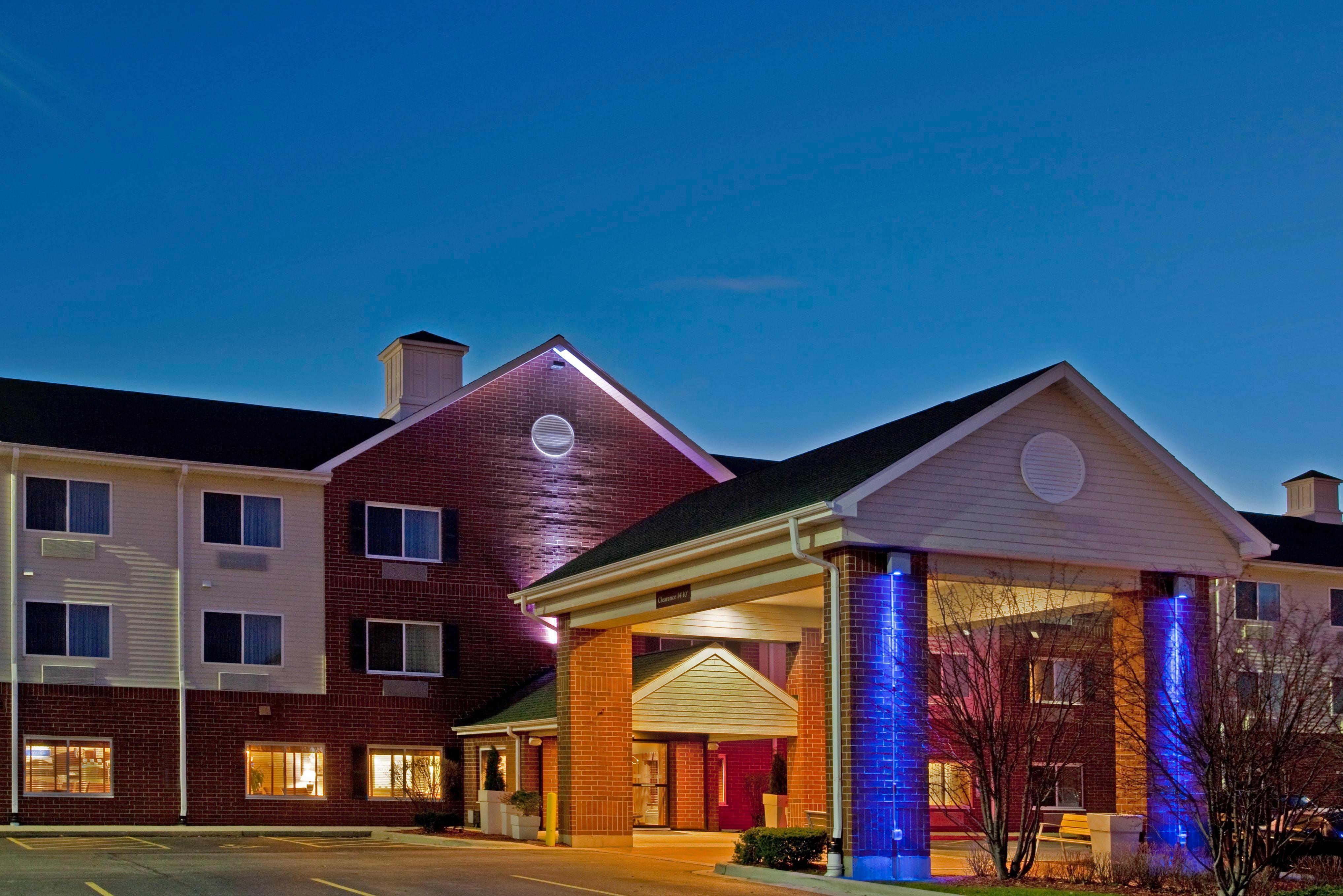 Holiday Inn Express Chicago Northwest-Vernon Hills By Ihg Exterior photo