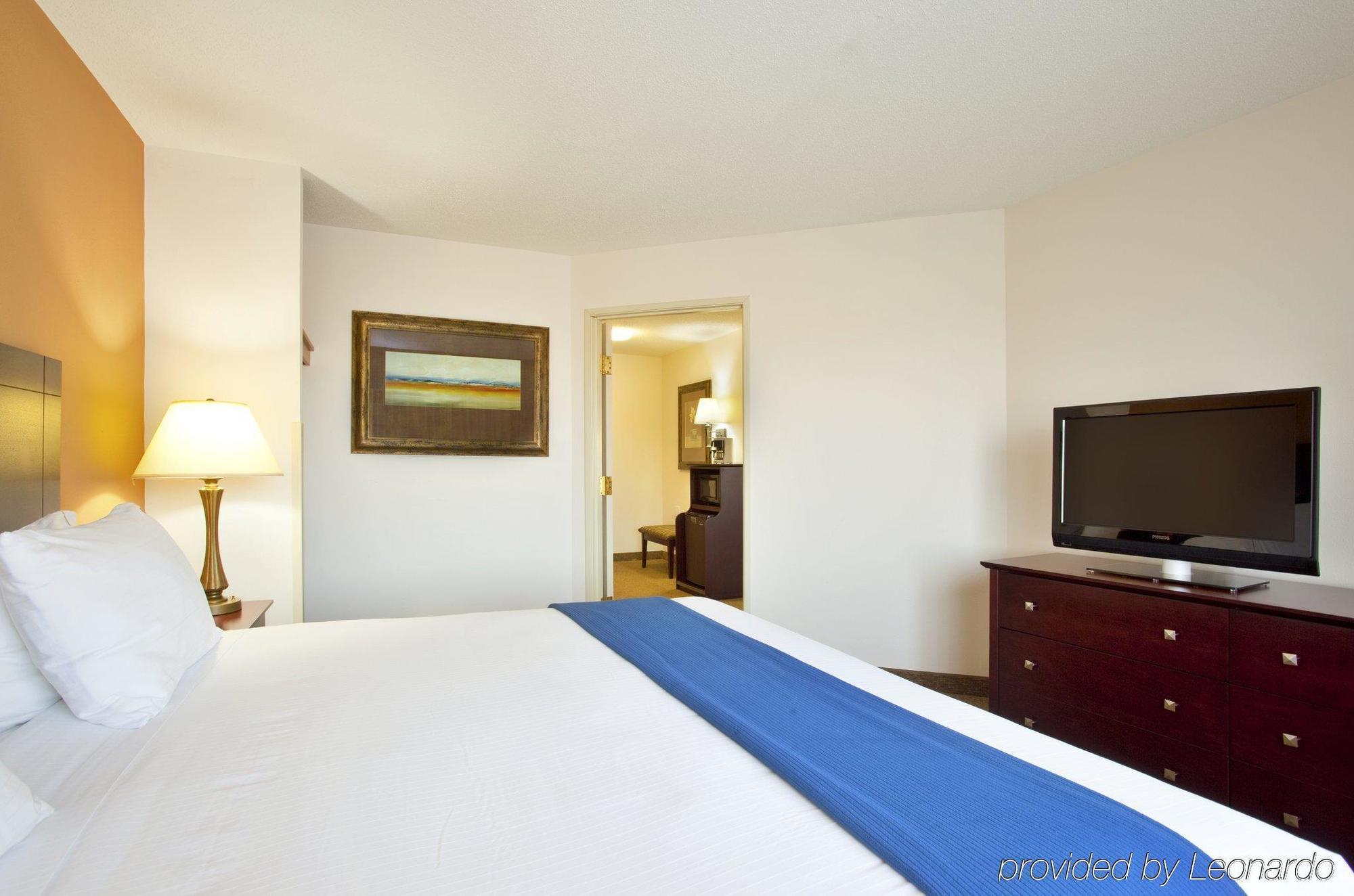 Holiday Inn Express Chicago Northwest-Vernon Hills By Ihg Room photo