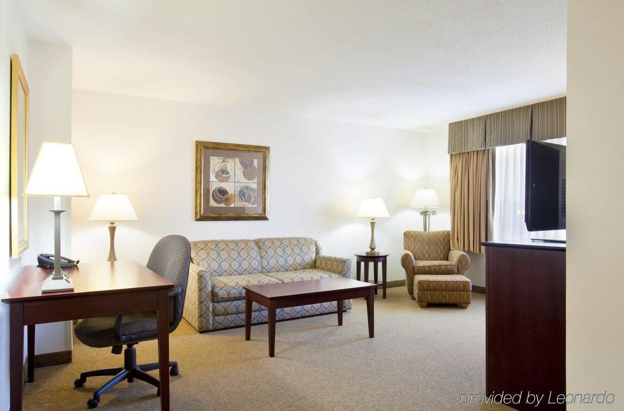 Holiday Inn Express Chicago Northwest-Vernon Hills By Ihg Room photo